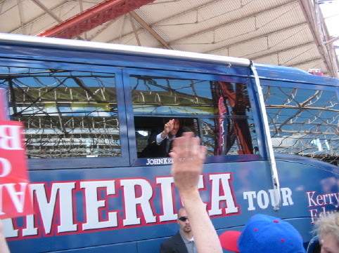 2004_08_05 John  Kerry on the bus.jpg